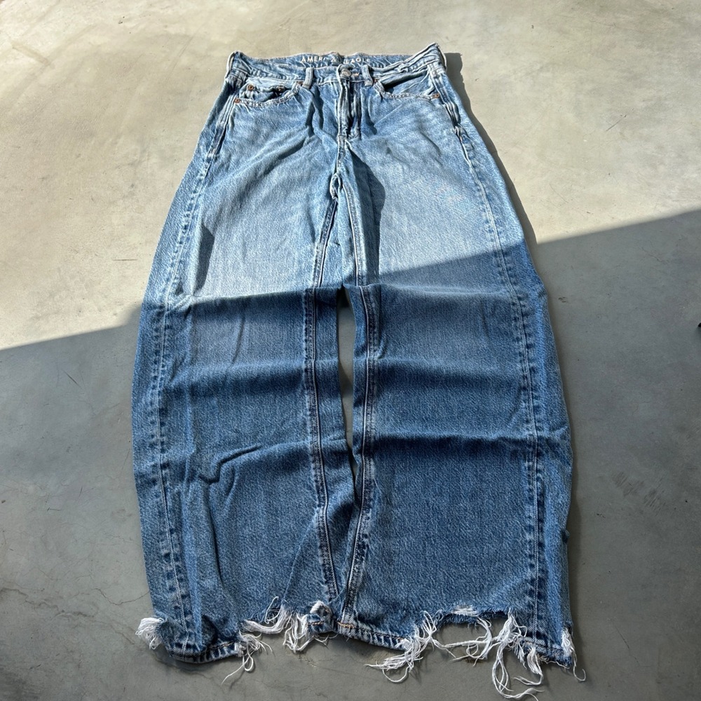 American Eagle Wide Leg Distressed Raw Hem Light Wash Denim Jeans 28x26
